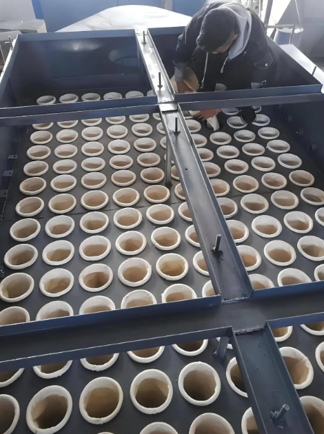 布袋除尘器内部滤袋和袋笼结构示意图